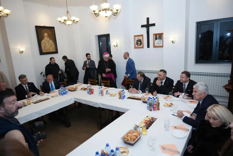 Kamere uhvatile trenutak: Plenkovićev znakoviti pogled i osmijeh koji govori više od riječi