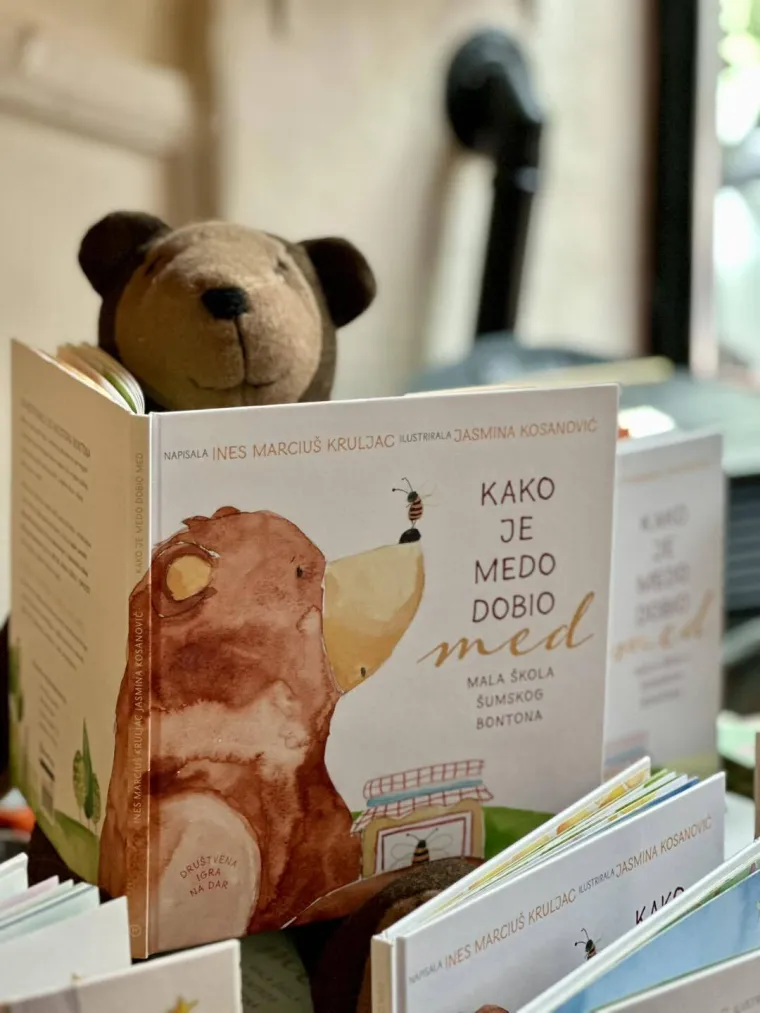 Od anđeoske narudžbe do crnog mačka i djevojke u boci: Ovo je najčarobniji izlog u Zagrebu