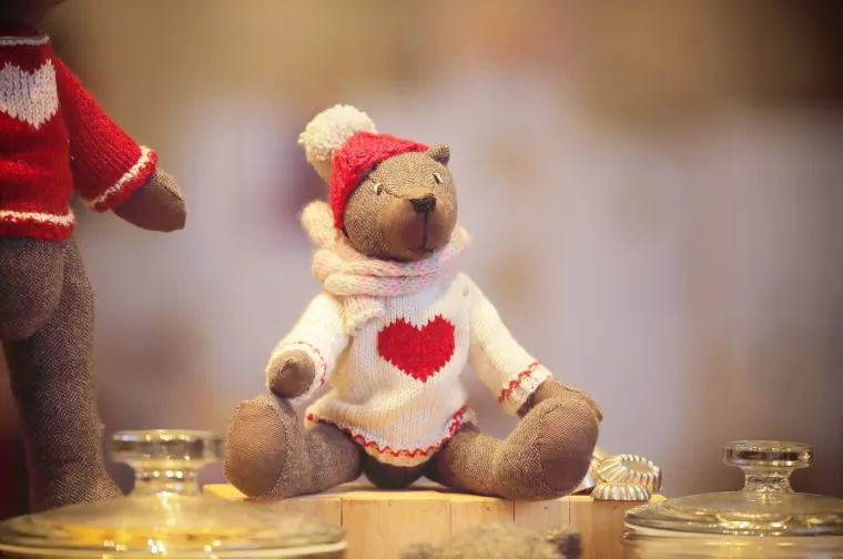 Od anđeoske narudžbe do crnog mačka i djevojke u boci: Ovo je najčarobniji izlog u Zagrebu