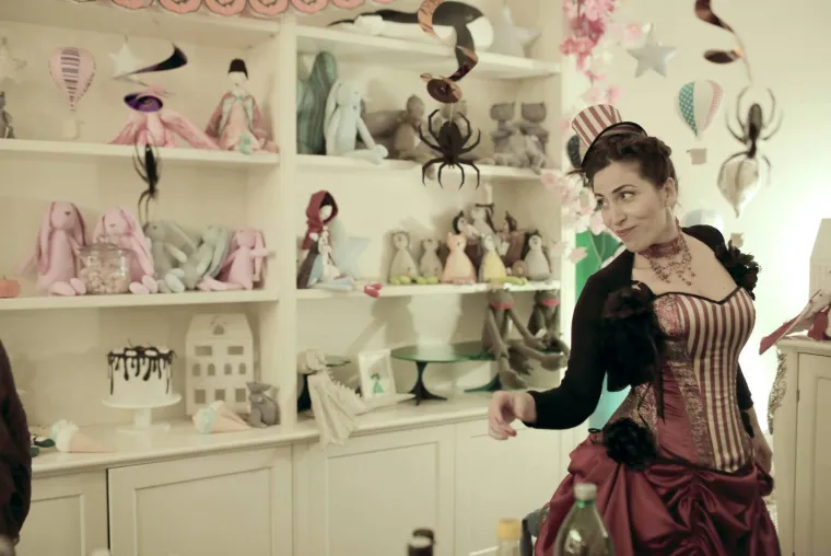 Od anđeoske narudžbe do crnog mačka i djevojke u boci: Ovo je najčarobniji izlog u Zagrebu