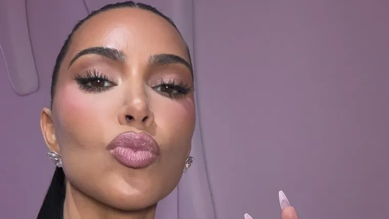 Ni hladnoća je ne može sputati: Glamurozna Kim Kardashian istaknula obline