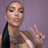 Ni hladnoća je ne može sputati: Glamurozna Kim Kardashian istaknula obline