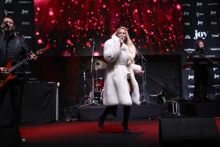 Prekrasna Maja &Scaron;uput priredila je večeras malo drukčiji nastup