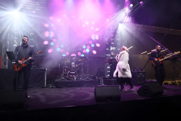 Prekrasna Maja &Scaron;uput priredila je večeras malo drukčiji nastup