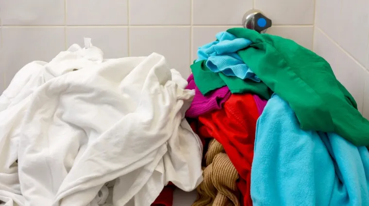 Imate li i vi 'stolicu' zatrpanu odjećom? Genijalan trik rje&scaron;ava problem u trenu