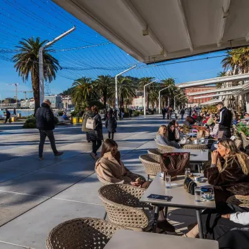 E Splićani ba&scaron; znaju uživati: Pogledajte atmosferu u Splitu, lijepe djevojke pile kavu na suncu