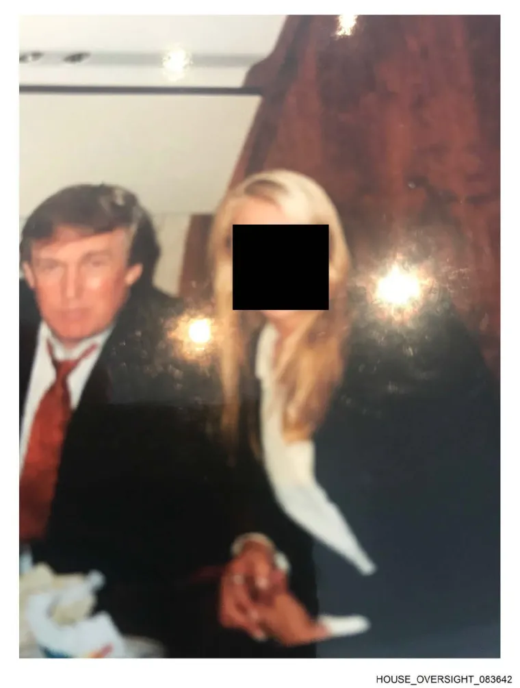 Nove fotografije iz dosjea osuđenog pedofila Epsteina: Na njima i Trump, a jednu sliku obavezno morate pogledati