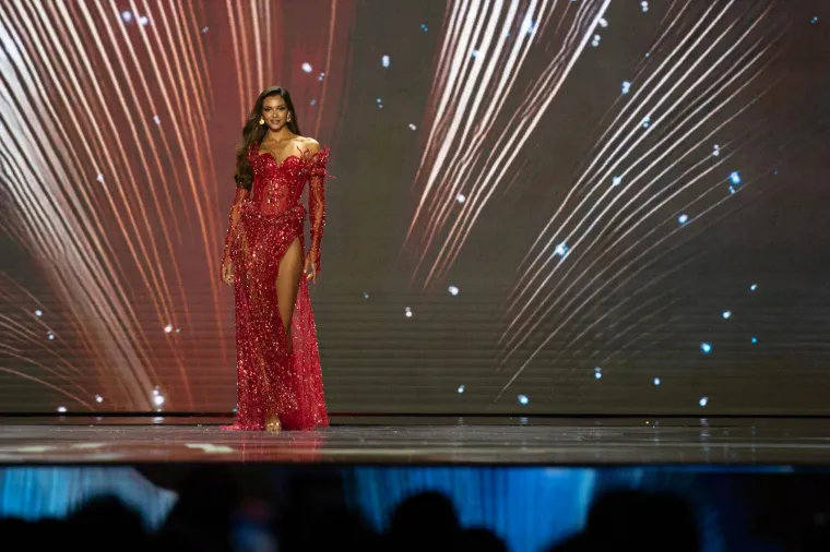 Na burgeru i fritulama s Laurom: Zadarska ljepotica uživala u adventskoj ponudi rodnog grada