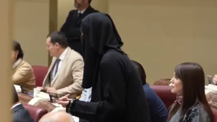 Političarka izazvala bijes noseći nikab u Skupštini: Rečeno joj da se presvuče prije govora