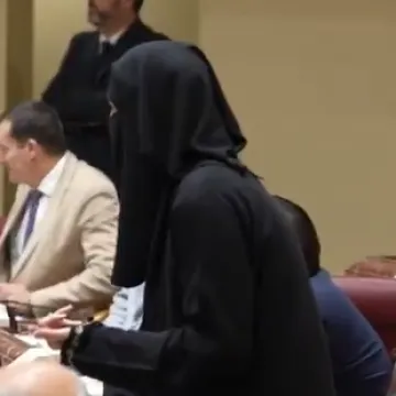 Političarka izazvala bijes noseći nikab u Skupštini: Rečeno joj da se presvuče prije govora