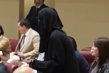 Političarka izazvala bijes noseći nikab u Skupštini: Rečeno joj da se presvuče prije govora