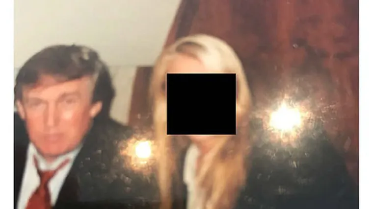 Hoće li novih 19 fotografija uzburkati Ameriku? Trump je na njih tri, svaki put u ženskom društvu