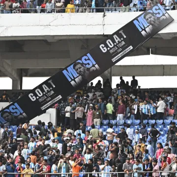 Messi je stigao u Indiju, a onda je nastao kaos: Letjele su stolice i boce