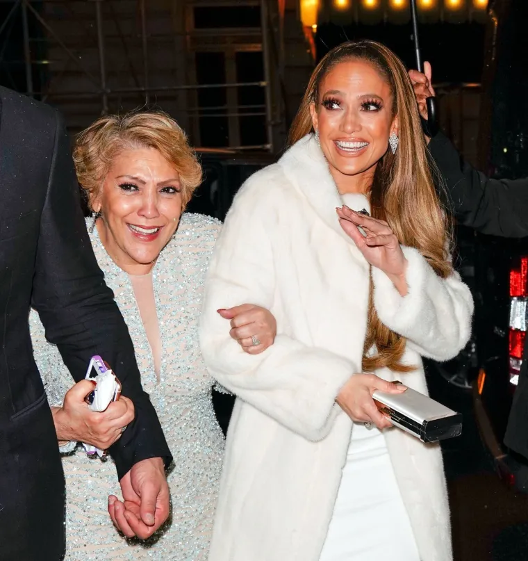 Jennifer Lopez priredila majci fe&scaron;tu za 80. rođendan: Pozirala sa sestrama koje rijetko vidimo