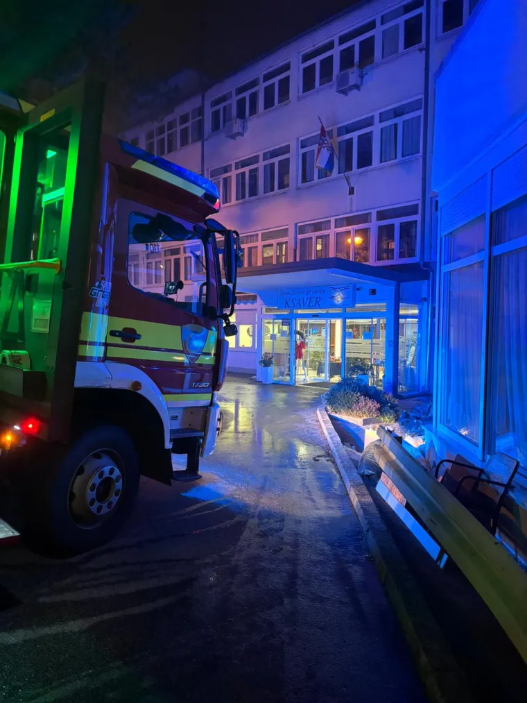 Izbio požar u domu za starije s 250 štićenika, vatrogasci izašli na teren. Poznat je uzrok