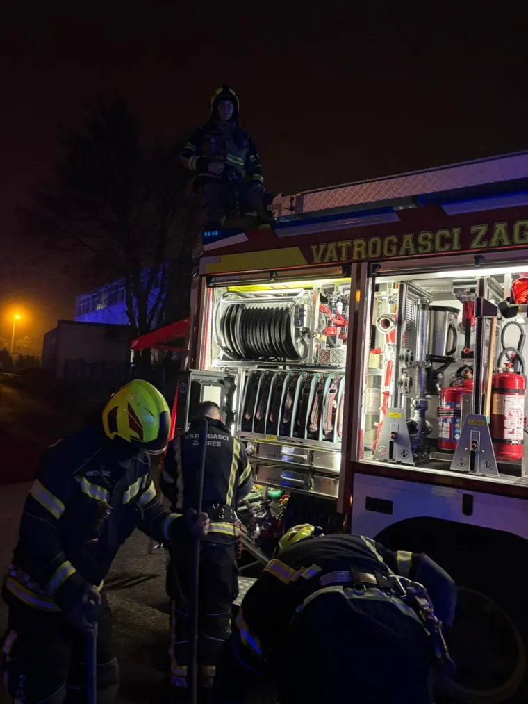 Izbio požar u domu za starije s 250 štićenika, vatrogasci izašli na teren. Poznat je uzrok
