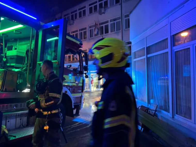 Izbio požar u domu za starije s 250 štićenika, vatrogasci izašli na teren. Poznat je uzrok