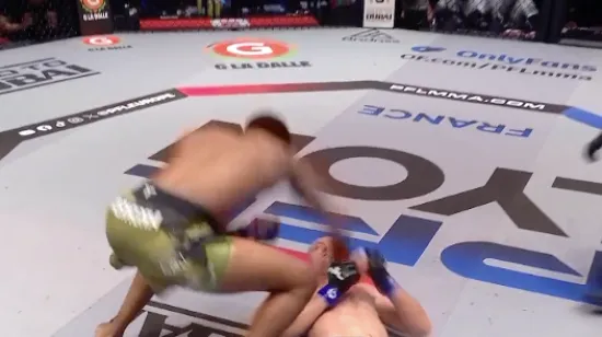 Kakav je ovo čekić bio?! Nokautirao ga je jednim udarcem...