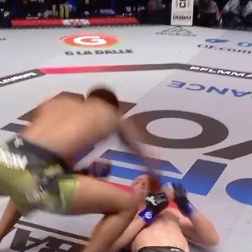 Kakav je ovo čekić bio?! Nokautirao ga je jednim udarcem...