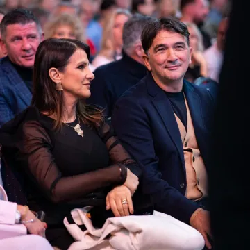 Gledaju se zaljubljenim pogledom: Izbornik Dalić uživa na posebnom koncertu s boljom polovicom