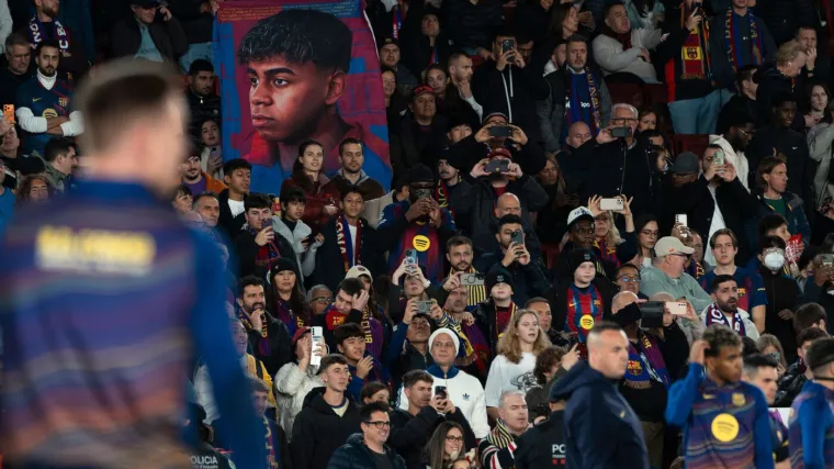 Pobjegli na sedam bodova: Poslu&scaron;ajte kako navijači Barcelone skandiraju treneru Reala