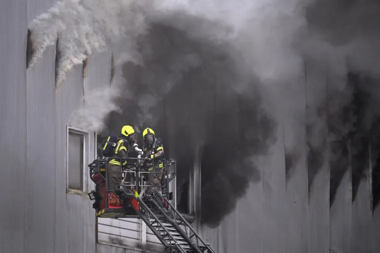 Stra&scaron;an požar u susjedstvu gasilo 400 vatrogasaca, napokon je izga&scaron;en