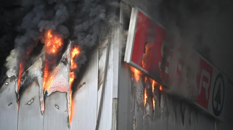 Stra&scaron;an požar u susjedstvu gasilo 400 vatrogasaca, napokon je izga&scaron;en