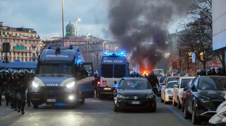 Palež, suzavac, tučnjave! Kaos ispred Luigija Ferrarisa prije utakmice Sučićevog Intera