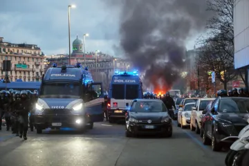 Palež, suzavac, tučnjave! Kaos ispred Luigija Ferrarisa prije utakmice Sučićevog Intera