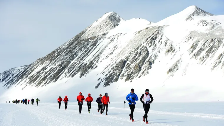 Da, dobro vidite! Trče na jakom vjetru i temperaturi od -15 Celzijevih stupnjeva