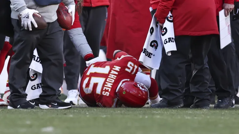 Šok na stadionu: Najbolji igrač današnjice leži u agoniji, igrači mole na koljenima