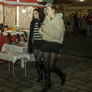 Unatoč minusu, one su ukrale show: Legice u crnim minjacima i visokim čizmama zapalile Osijek