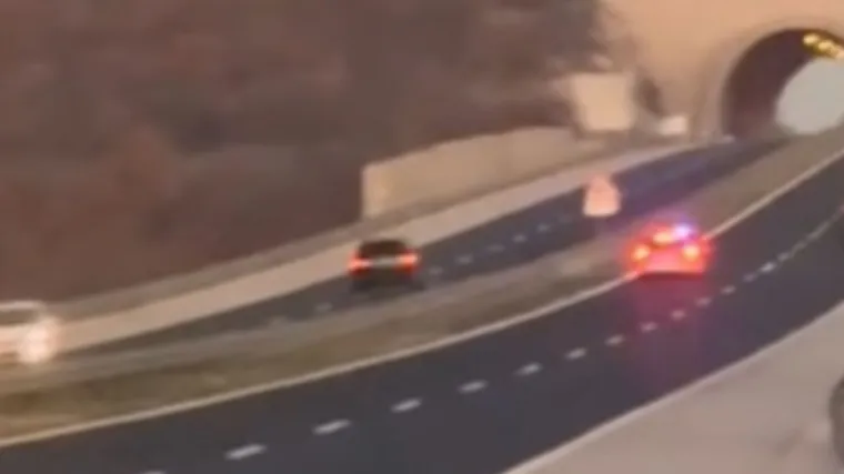 Automobil jurio u krivom smjeru, policija ga prati pod rotirkama - objavili snimku!