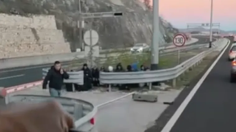 Pogledajte video: Crni automobil jurio u krivom smjeru, bio je pun ljudi