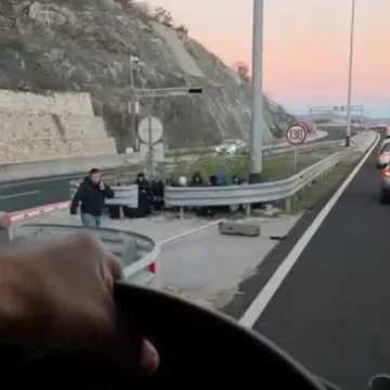 Pogledajte video: Crni automobil jurio u krivom smjeru, bio je pun ljudi