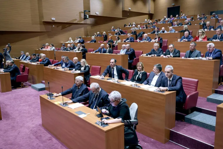 Sabor izglasao kontroverzne 'Bačićeve zakone'! Oporba prijeti referendumom, HDZ ih optužuje da lažu