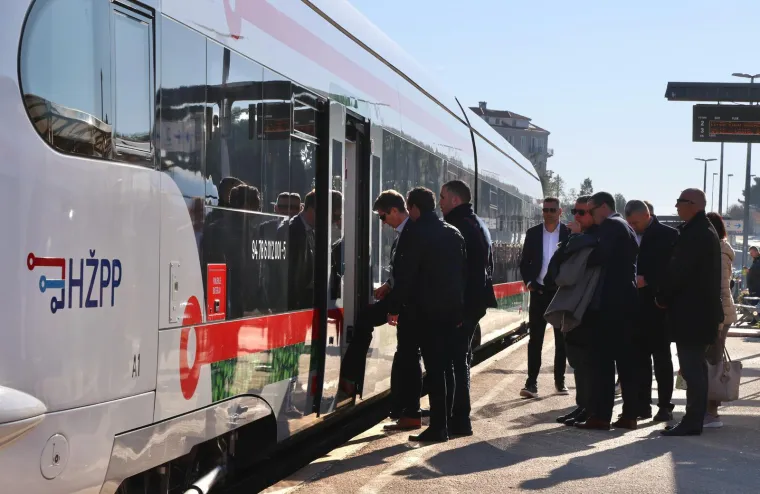 Prvi ovakav vlak u Europi od sada redovno vozi Dalmacijom. Puni se pola sata i ide do 120 km/h