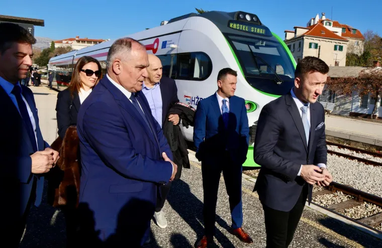 Prvi ovakav vlak u Europi od sada redovno vozi Dalmacijom. Puni se pola sata i ide do 120 km/h