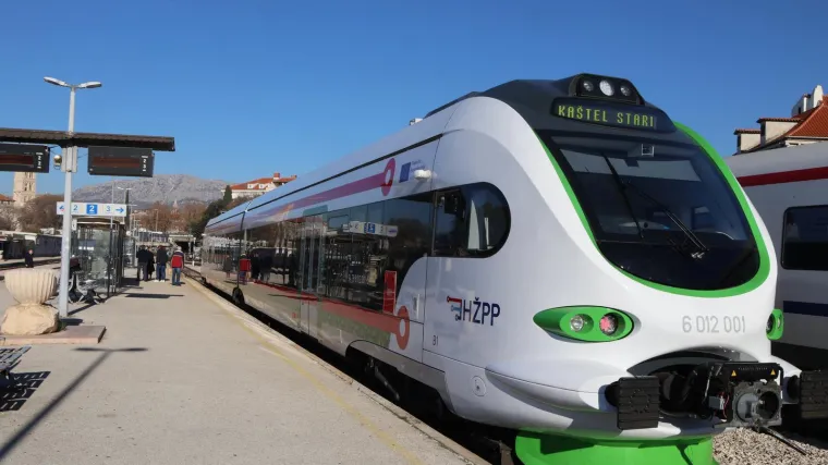 Prvi ovakav vlak u Europi od sada redovno vozi Dalmacijom. Puni se pola sata i ide do 120 km/h