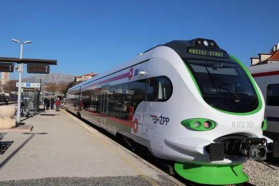 Prvi ovakav vlak u Europi od sada redovno vozi Dalmacijom. Puni se pola sata i ide do 120 km/h