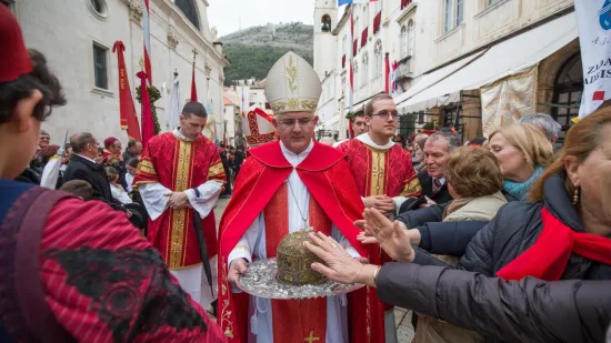 Nadbiskup Uzinić osudio molitelje: 'Gaženje po ružama pokazatelj je da to nije molitva'