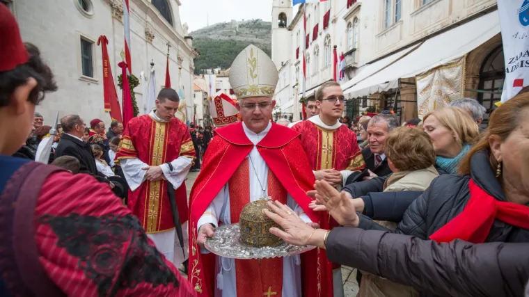 Nadbiskup Uzinić osudio molitelje: 'Gaženje po ružama pokazatelj je da to nije molitva'