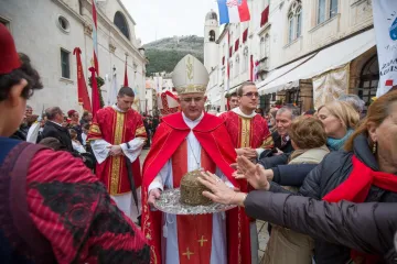 Nadbiskup Uzinić osudio molitelje: 'Gaženje po ružama pokazatelj je da to nije molitva'