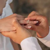 Ovi znakovi će se zaručiti ove godine: Tko to stoji u redu za izgovaranje sudbonosnog 'da'