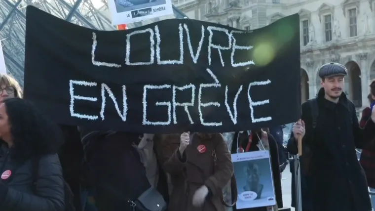 Ispred staklene piramide umjesto turista - &scaron;trajka&scaron;i: 400 zaposlenika odlučilo da ovako dalje ne može