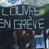 Ispred staklene piramide umjesto turista - &scaron;trajka&scaron;i: 400 zaposlenika odlučilo da ovako dalje ne može