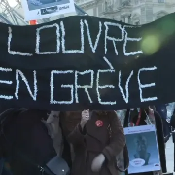 Ispred staklene piramide umjesto turista - &scaron;trajka&scaron;i: 400 zaposlenika odlučilo da ovako dalje ne može