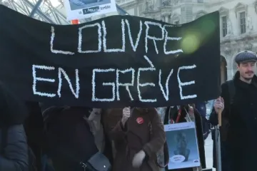 Ispred staklene piramide umjesto turista - &scaron;trajka&scaron;i: 400 zaposlenika odlučilo da ovako dalje ne može