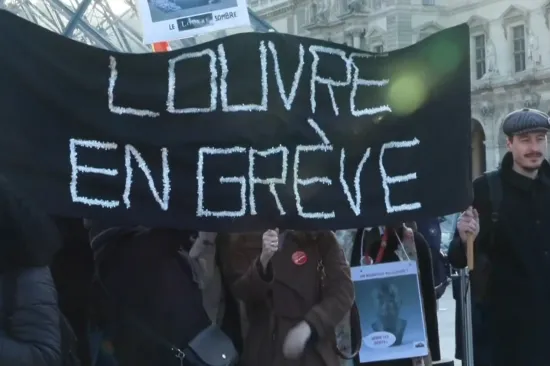 Ispred staklene piramide umjesto turista - &scaron;trajka&scaron;i: 400 zaposlenika odlučilo da ovako dalje ne može