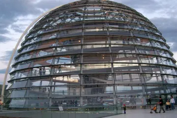 Zastupnik parlamenta negira da je dignuo desnu ruku: Prijeti mu do tri godine zatvora